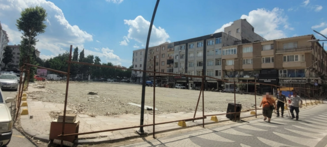 Alipaşa'da yıkım bitti, panolar kaldırıldı