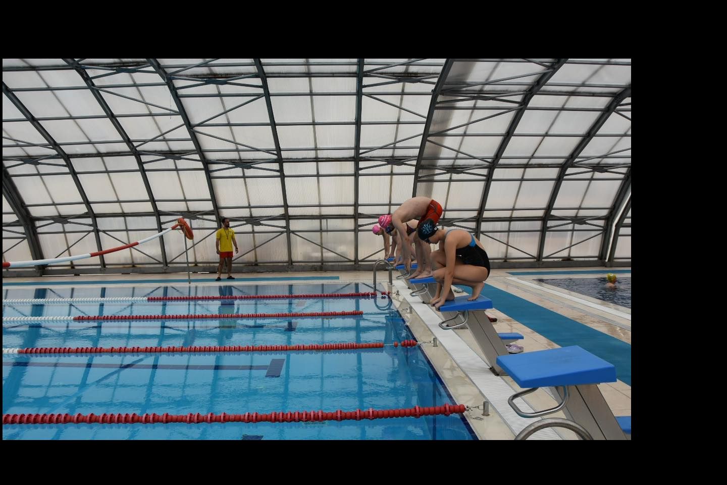 Muratlı Yarı Olimpik Yüzme Havuzu ve Spor Kompleksinde  yeni sezon açıldı