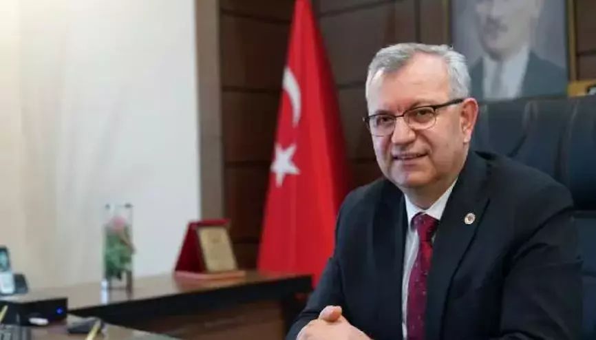 Belediye Başkanı Helvacıoğlu’na hakaret eden bir kişi, bir başkasının aracına da zarar verdi