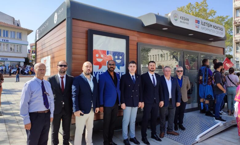 CHP yöneticileri, 30 Ağustos protokolündeki özensizliğe tepki gösterdi, töreni halkın arasında izledi