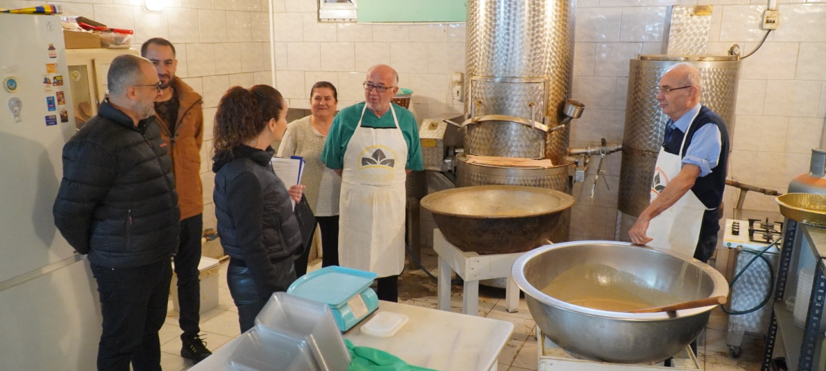 Keşan Belediyesi, bayram öncesi tatlı ve şekerleme denetimi yapıyor