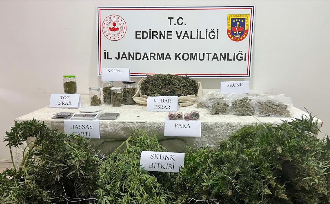 Edirne İl Jandarma KOM Ekipleri uyuşturucu ve para elegeçirdi