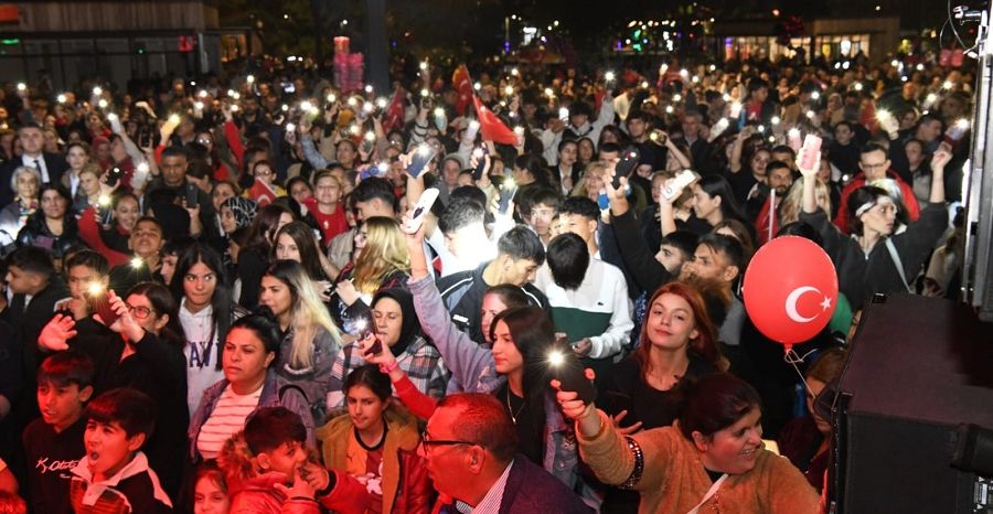 Keşan’da Cumhuriyet Bayramı kutlamaları, fener alayı ve konserle tamamlandı