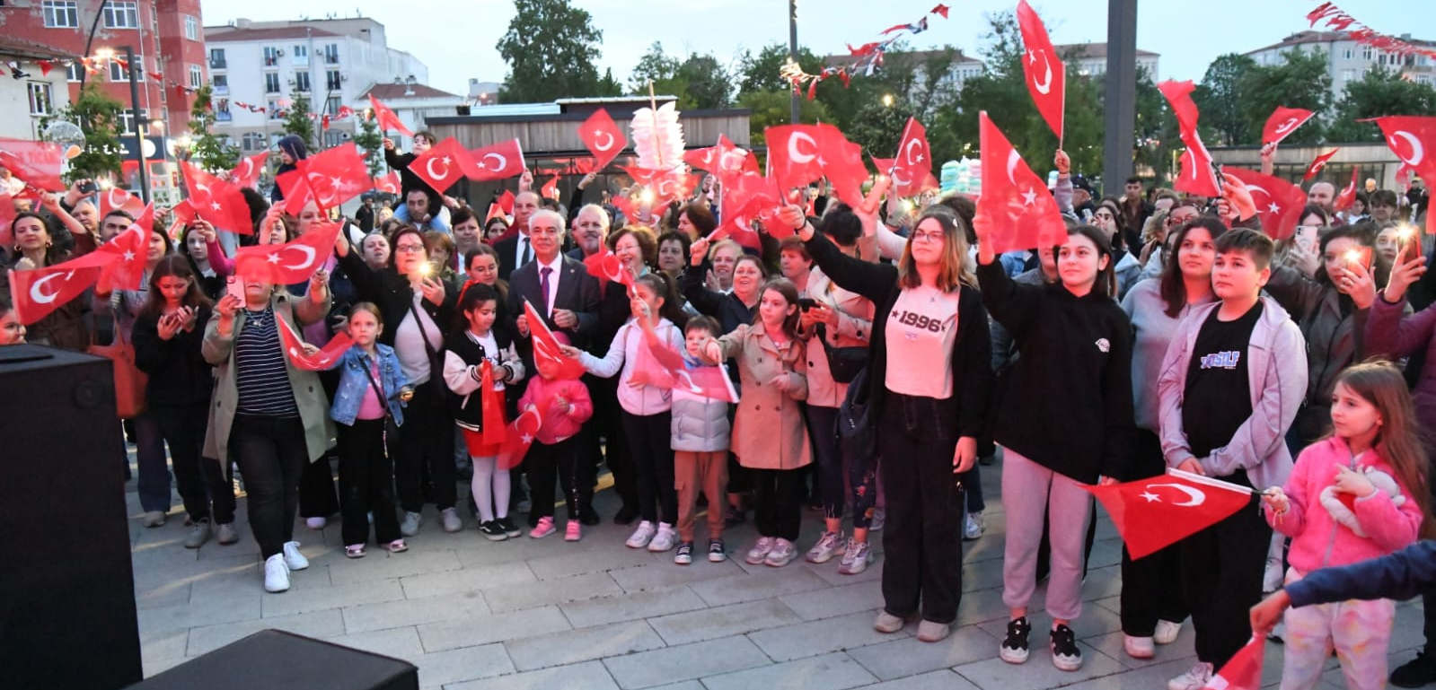Keşan Belediyesi, 19 Mayıs kutlamaları kapsamında Fener Alayı düzenledi