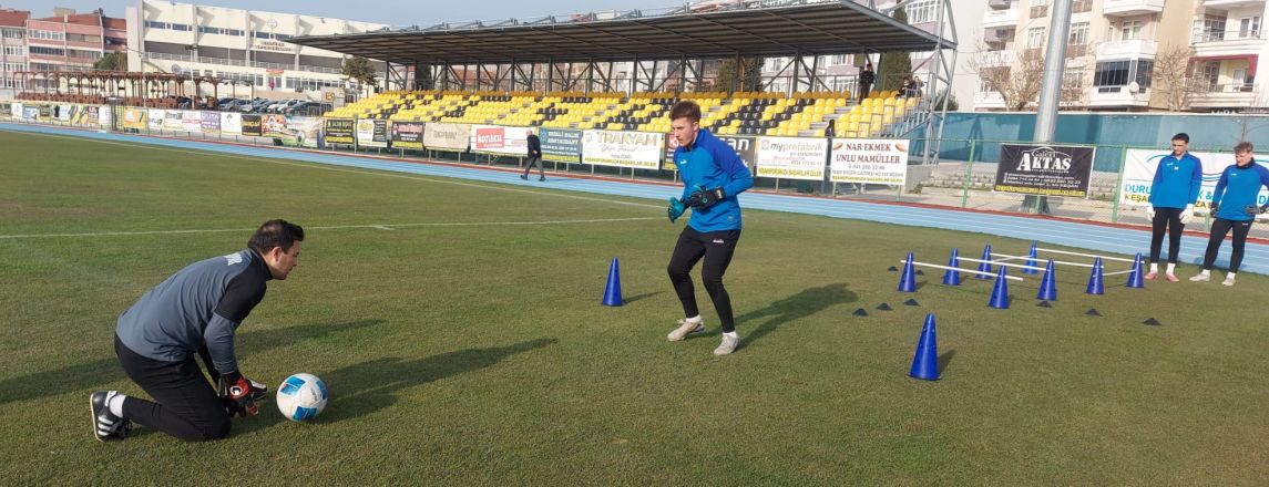 Keşanspor’da yazılımcı bir kaleci antrenörü: Erdal Baltacı, futbolun yazılımını yeşil sahalarda test ediyor