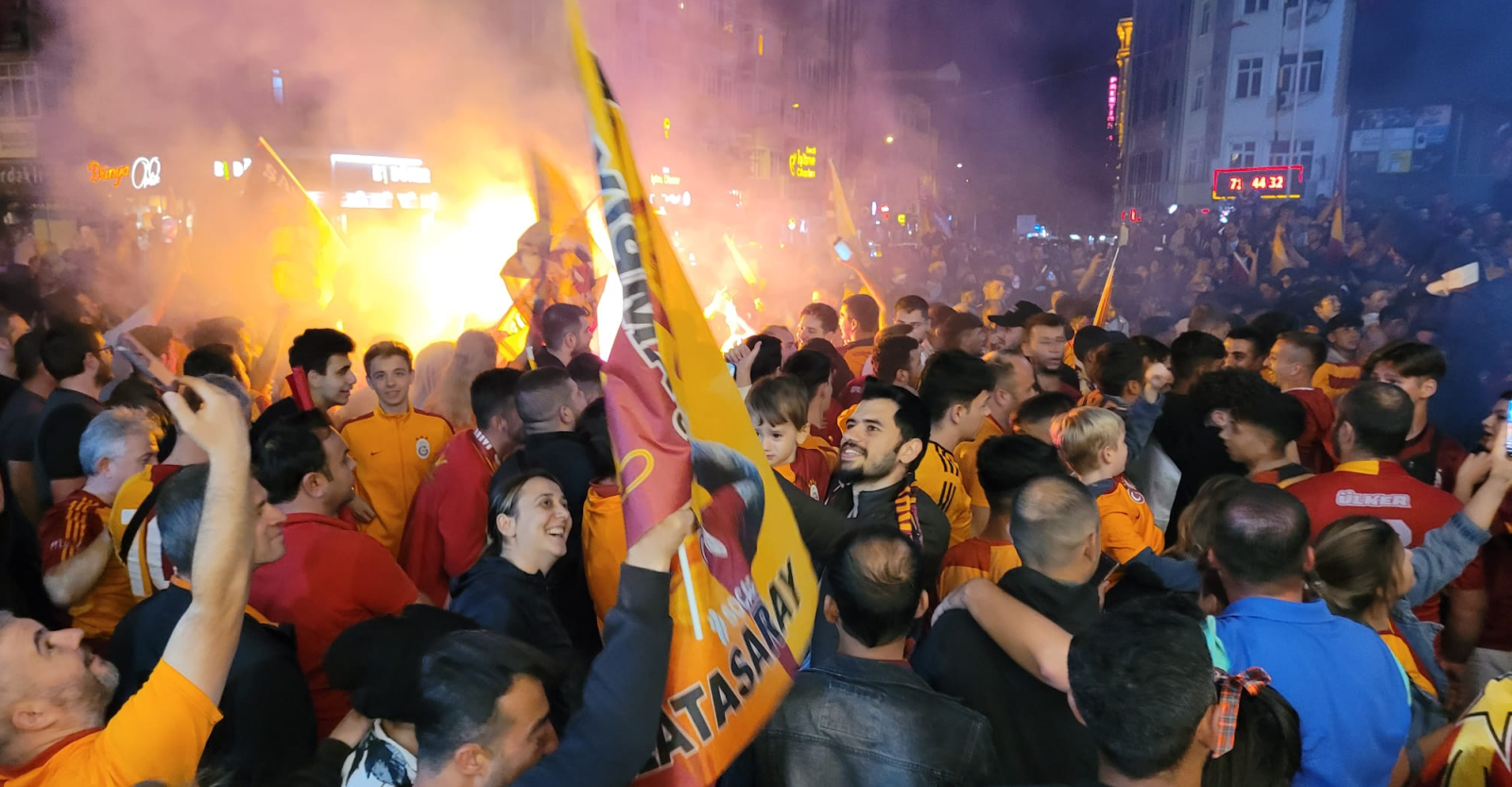 Keşan’daki GS’liler, şampiyonluğu Tekel Meydanı’nda kutladılar