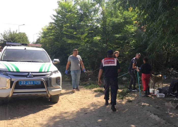 Jandarma HAYDİ ekibi, okul çevrelerindeki saldırgan köpekleri topluyor	  