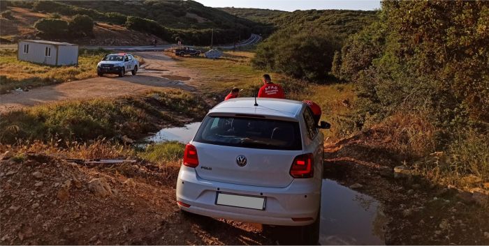 Gökçetepe-İbrice arasında mahsur kalan araç, AFAD ve KEDAK ekipleri tarafından kurtarıldı