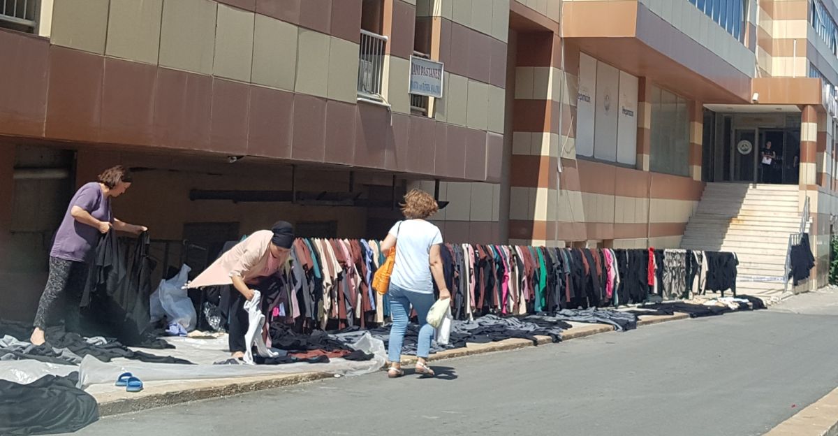 Belediye Hizmet Binası kaldırımı, işporta tezgahı oldu