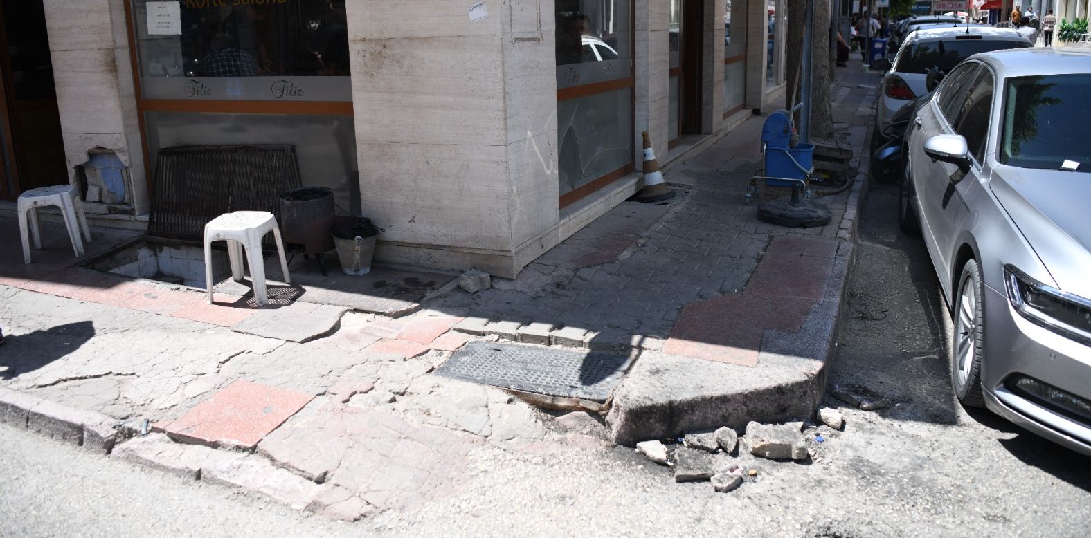 Çarşı merkezindeki yol ve kaldırımların yapım işi sözleşmesi imzalandı