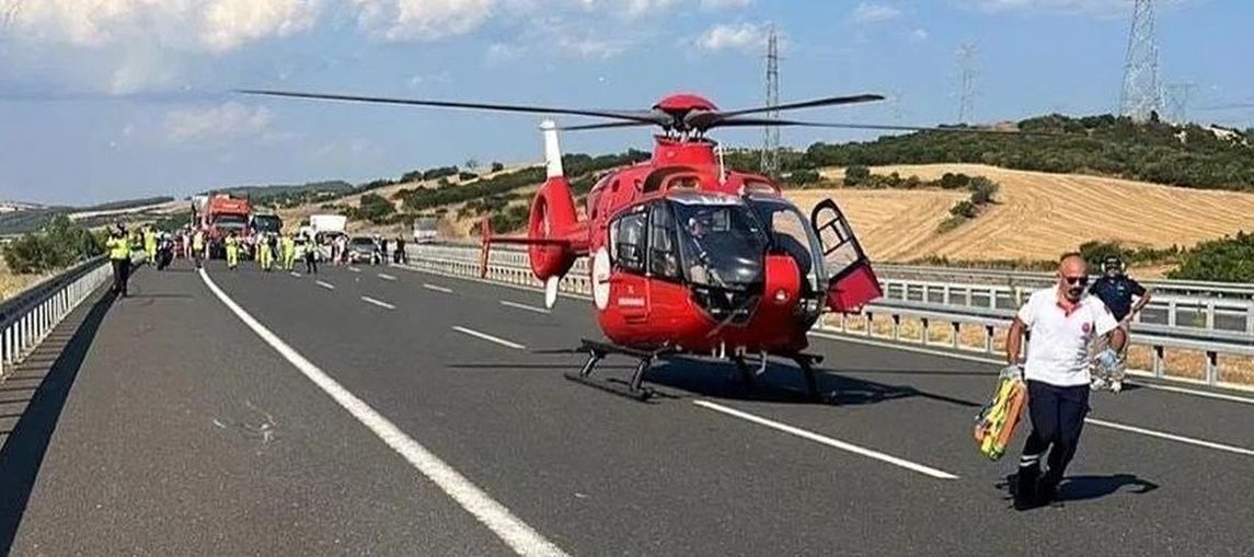 Ağır yaralanan motosiklet sürücüsü için, otoyola ambulans helikopter indi