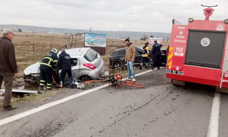 Keşan’da 2 otomobil çarpıştı, 2 kişi hayatını kaybetti