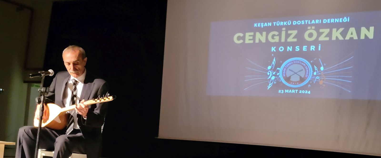Cengiz Özkan'ın, Keşan'daki Türk Halk Müziği konseri beğeniyle izlendi 
