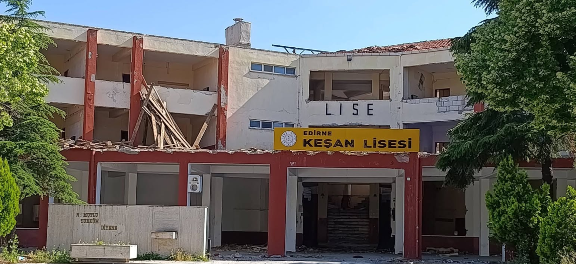 Halkın sözü dinlenmedi… Keşan Lisesi binasının yıkımına başlandı