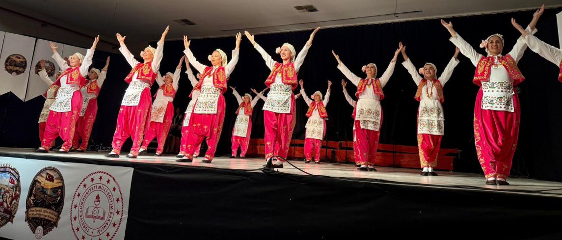 Öğretmenlerin performansı, izleyicilerden büyük alkış aldı