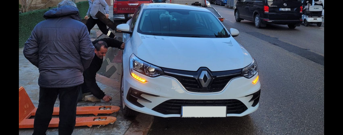 Otopark önündeki beton duba, hasara yolaçtı