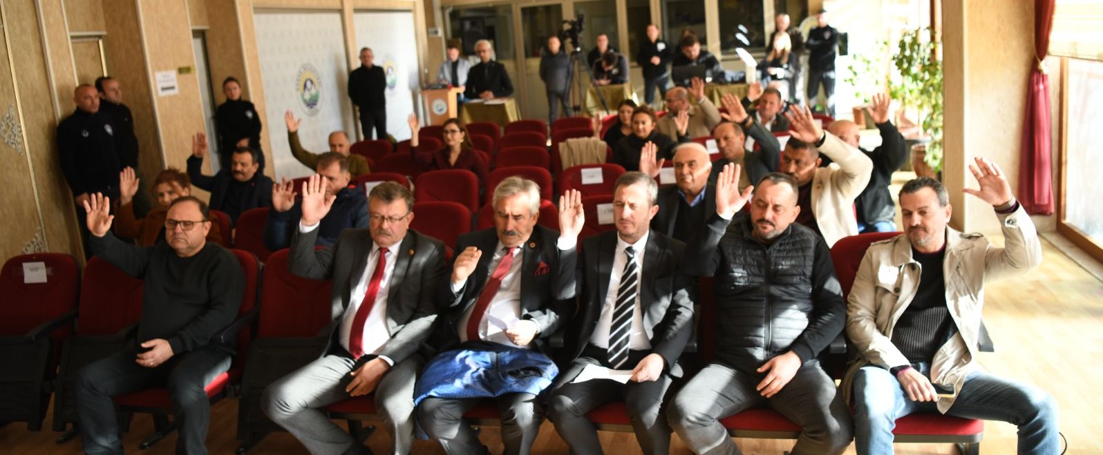 Olağanüstü toplanan meclis, toplanma nedeni olan maddeleri geri çekti