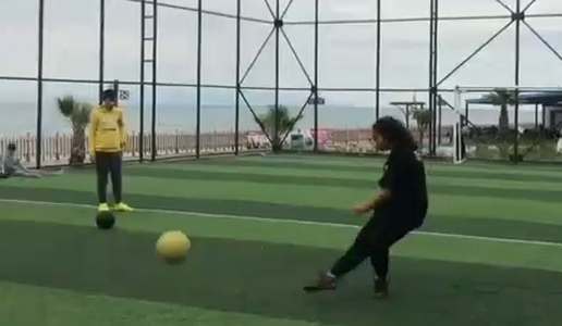 Tunuslu Nour Elkamar, sert ve isabetli şutlarıyla dikkat çekiyor