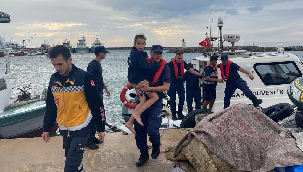 Enez Sahil Güvenlik, kanoyla açığa sürüklenen 3 kişiyi kurtardı