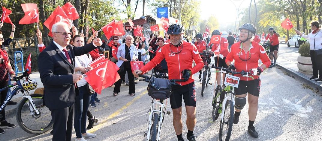 SARDOS Ekibi, Anıtkabir’den aldığı Türk Bayrağı’nı Keşan’a ulaştırdı