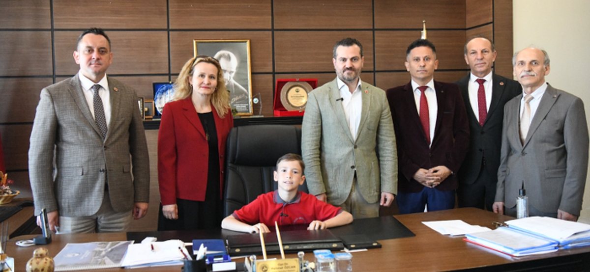 Sembolik “Başkan”dan, anlamlı istek: “Kaldırımlara park edilmesin!”