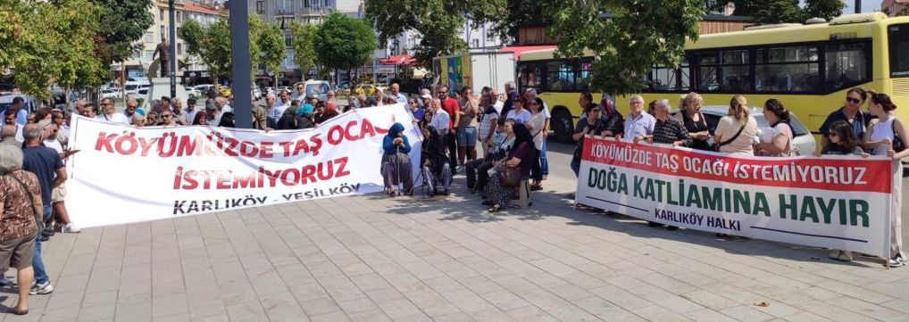 Karlı ve Yeşilköylüler, taş ocağına karşı topladıkları imzaları teslim etti