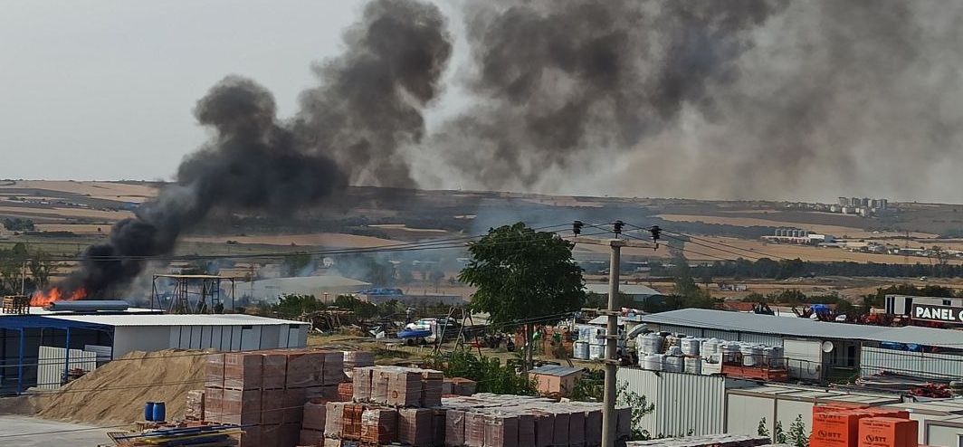 Yapı market deposunda çıkan yangın, büyümeden söndürüldü